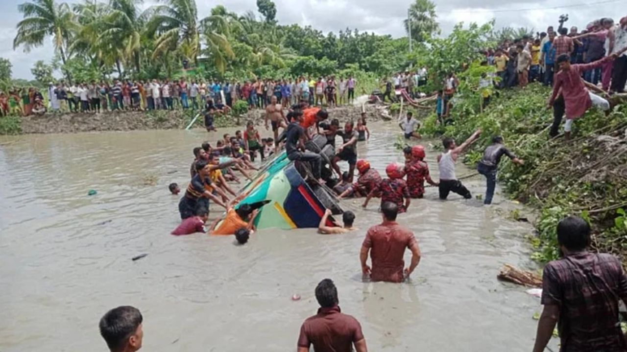 Bangladesh Bus Accident : प्रवाशांनी खचाखच भरलेली बस तलावात कोसळली; 17 जणांचा जागीच मृत्यू
