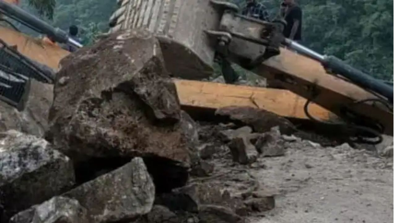 Mumbai Landslide : मुंबईत इमारतीवरच कोसळली दरड; नागरिकांत घबराट