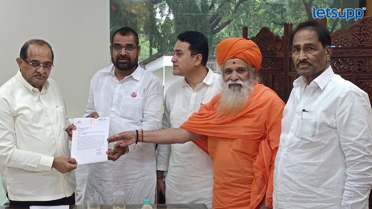 राज्यातील खासगी दूध संघांकडून शेतकऱ्यांवर दरोडा; सदाभाऊ खोतांची दुग्ध विकास मंत्र्यांकडं धाव Sadabhau Khot Radhakruishna Vikhe