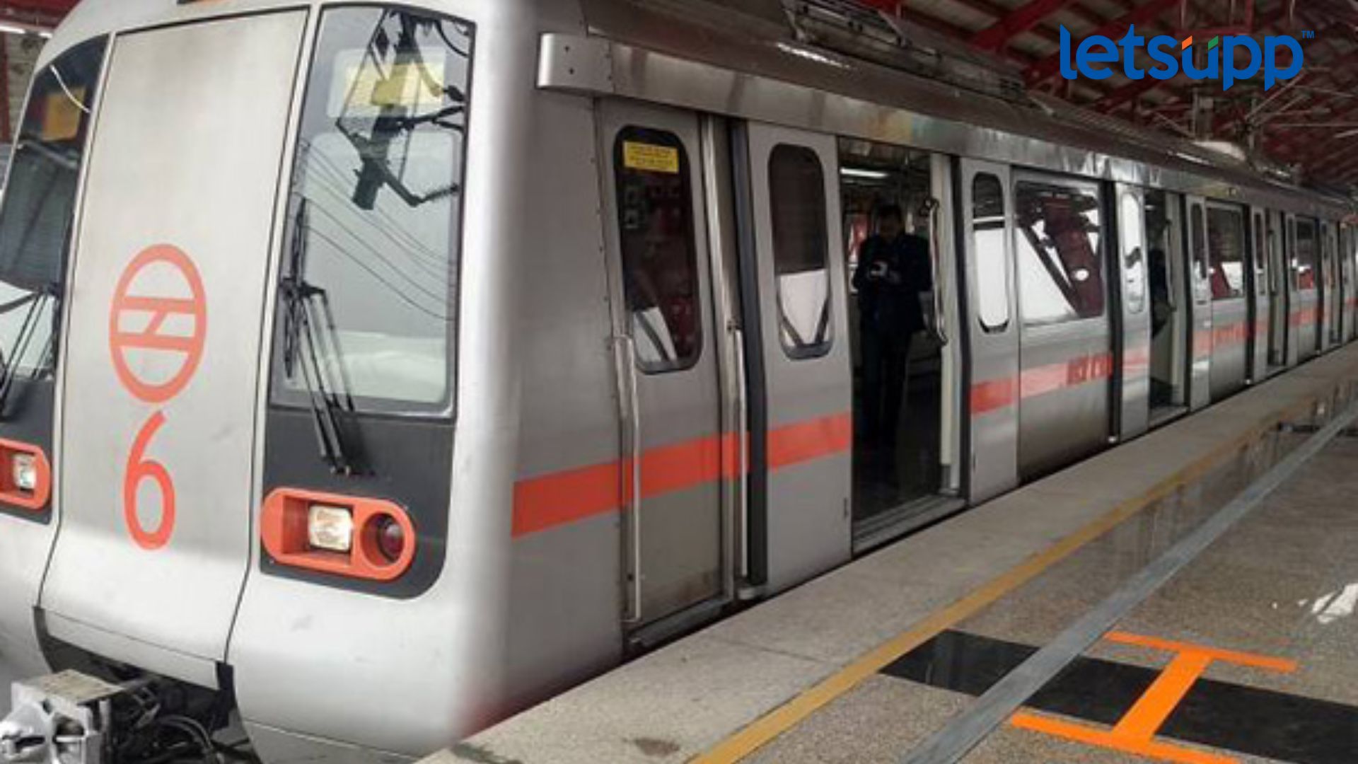 राजधानी दिल्लीत पुन्हा खळबळ : भर मेट्रोत तरुणाचे हस्तमैथुन, अल्पवयीन मुलीवर वीर्यस्खलन Delhi Metro