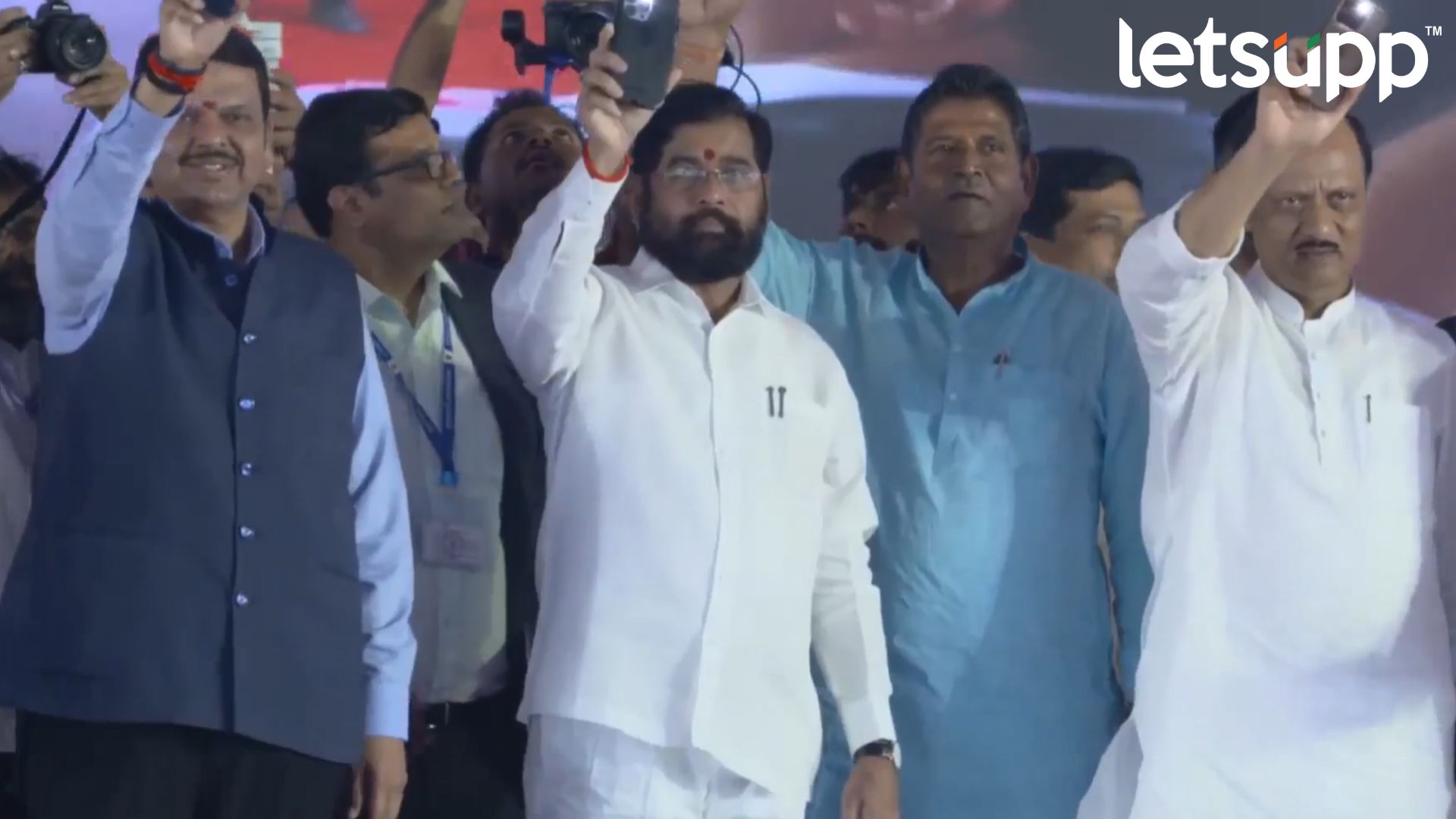 मुख्यमंत्र्यांकडे वाकड्या नजरेनं बघितलं तर दोन्ही उपमुख्यमंत्री मिळून… : फडणवीसांचा इशारा Devendra Fadnavis, Eknath Shinde, Ajit Pawar