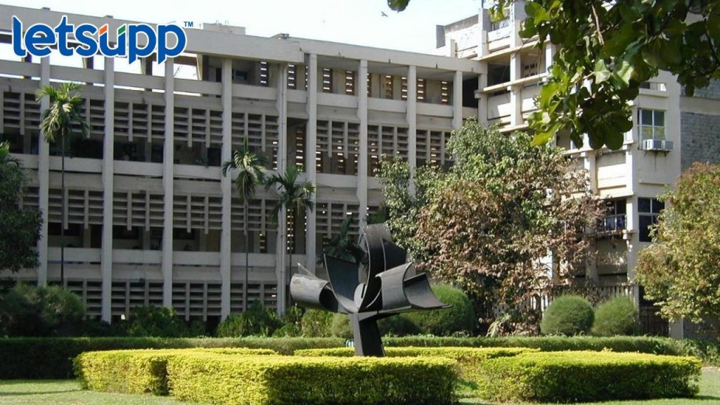 IIT च्या 7 हजार विद्यार्थ्यांना प्लेसमेंटच नाही; संस्थेने मागितली माजी विद्यार्थ्यांची मदत