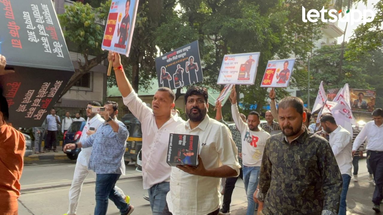 Sachin Tendulkar च्या घराबाहेर ऑनलाईन गेम जाहिरात प्रकरणी आंदोलन; बच्चू कडू पोलिसांच्या ताब्यात Sachin Tendulkar