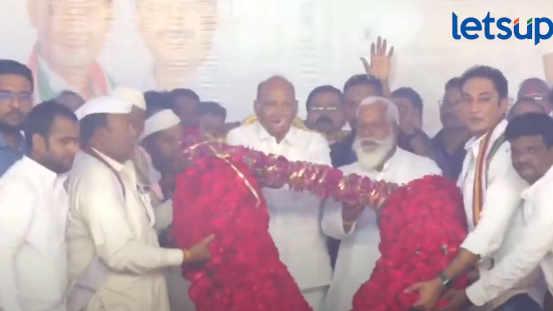 बीडमधील जुनी फळी शरद पवारांसोबतच! व्यासपीठावर माजी आमदारांची गर्दीच गर्दी Sharad Pawar, Beed Rally