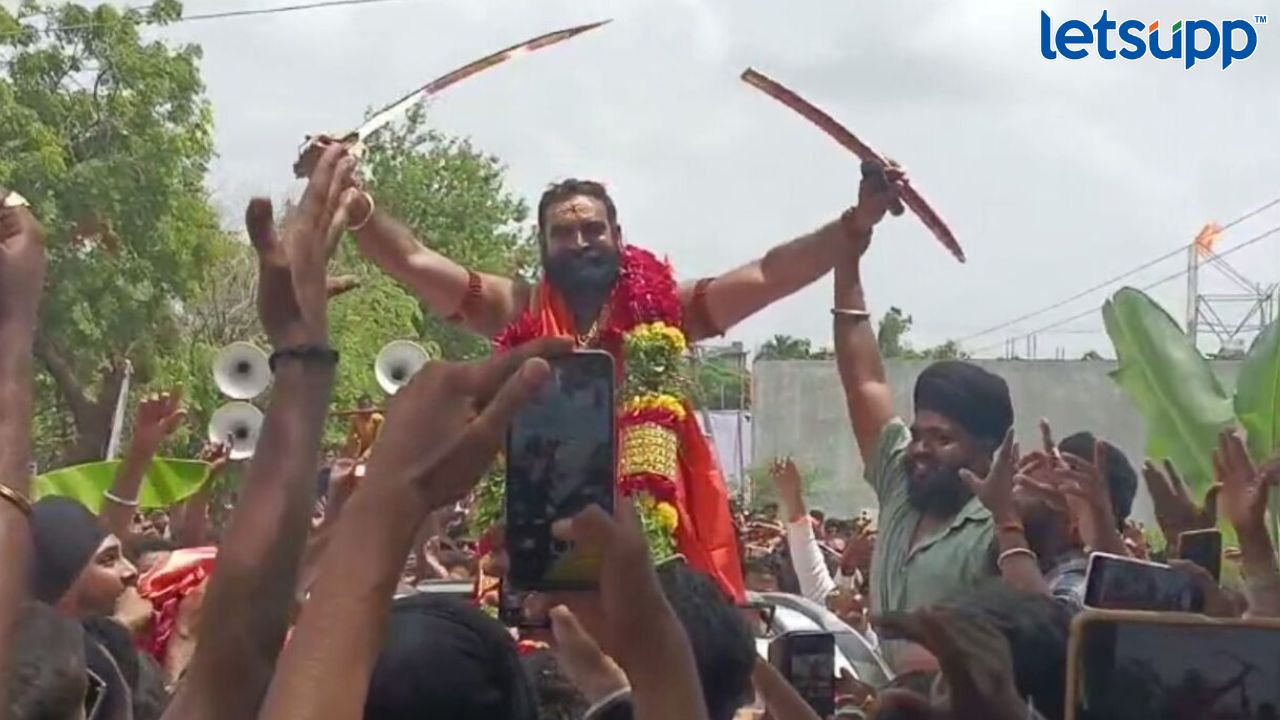 कावड यात्रेत खुलेआमपणे तलवार फिरवणं आमदार बांगरांना महागात पडलं, गुन्हा दाखल Untitled Design