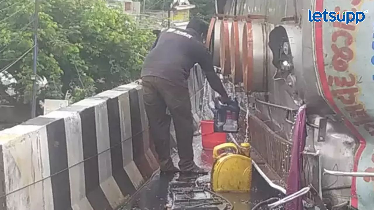 धुळ्यात डिझेलचा ट्रक उलटला, जखमीला मदत करण्याचं सोडून लोकांची डिझेल लुटायला झुंबड