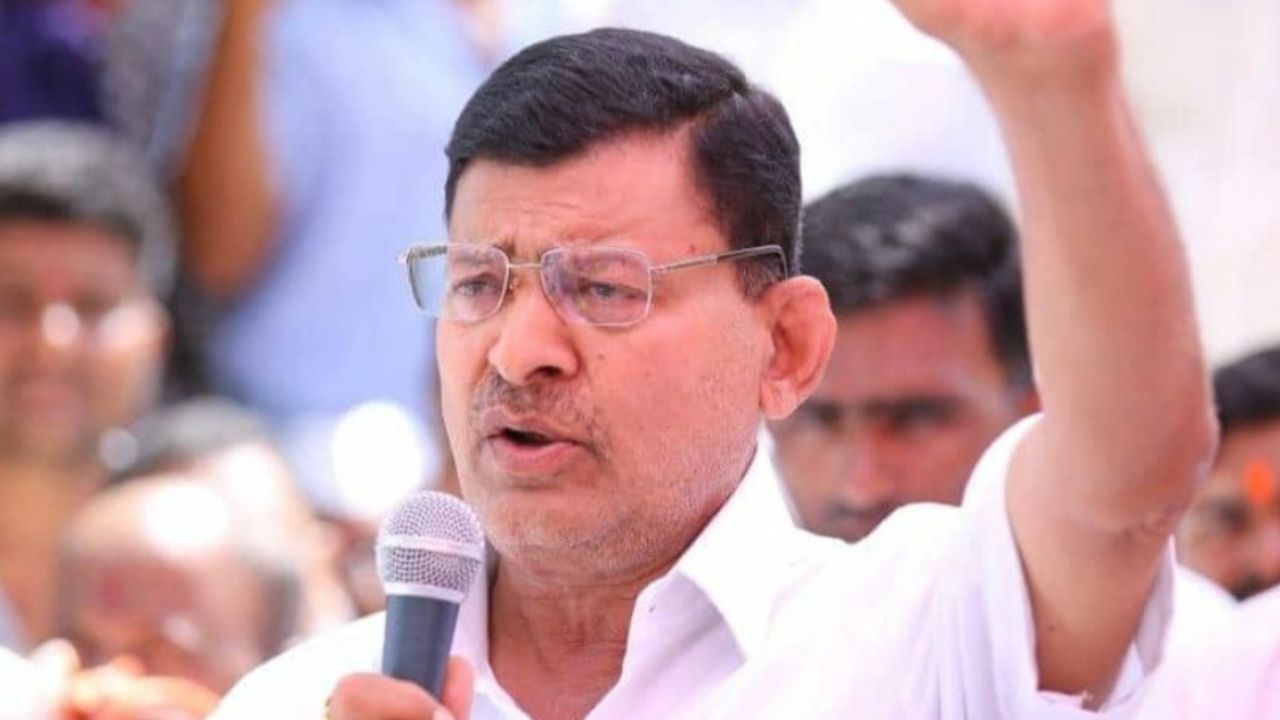 ‘माझं काम केलं नाही तर बुटाने मारून हाकलून देईन’; माजी आमदार कार्यकर्त्यांवरच भडकले Badamrao Pandit
