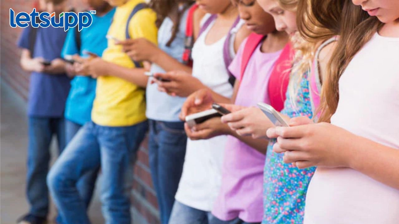 काय, तुमचा फोन तुमची प्रत्येक गोष्ट ऐकतोय? सावध व्हा, ‘या’ टिप्सने रोखा फोनची हेरगिरी Mobile
