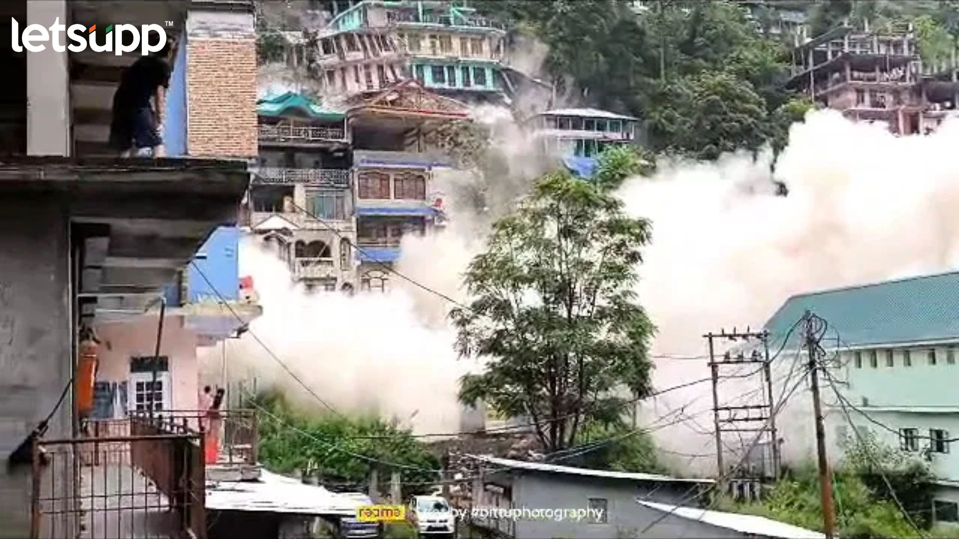 Video : हिमाचलच्या कुल्लूमध्ये भुस्खलन; क्षणार्धात जमीनदोस्त झाल्या इमारती, अनेकजण अडकले Letsupp Image 2023 08 24T104739.506
