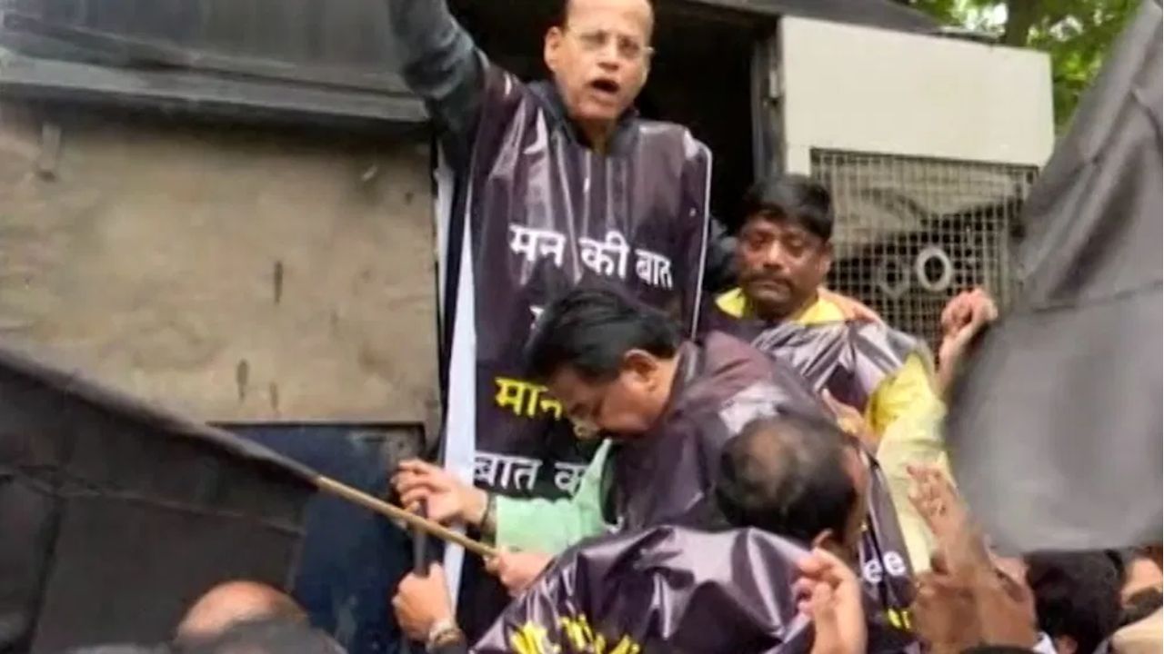 पुण्यात हायहोल्टेज ड्रामा! काँग्रेस कार्यकर्ते ताब्यात, मोदींच्या दौऱ्याविरोधात सामाजिक संघटनाही आक्रमक Pune Protest