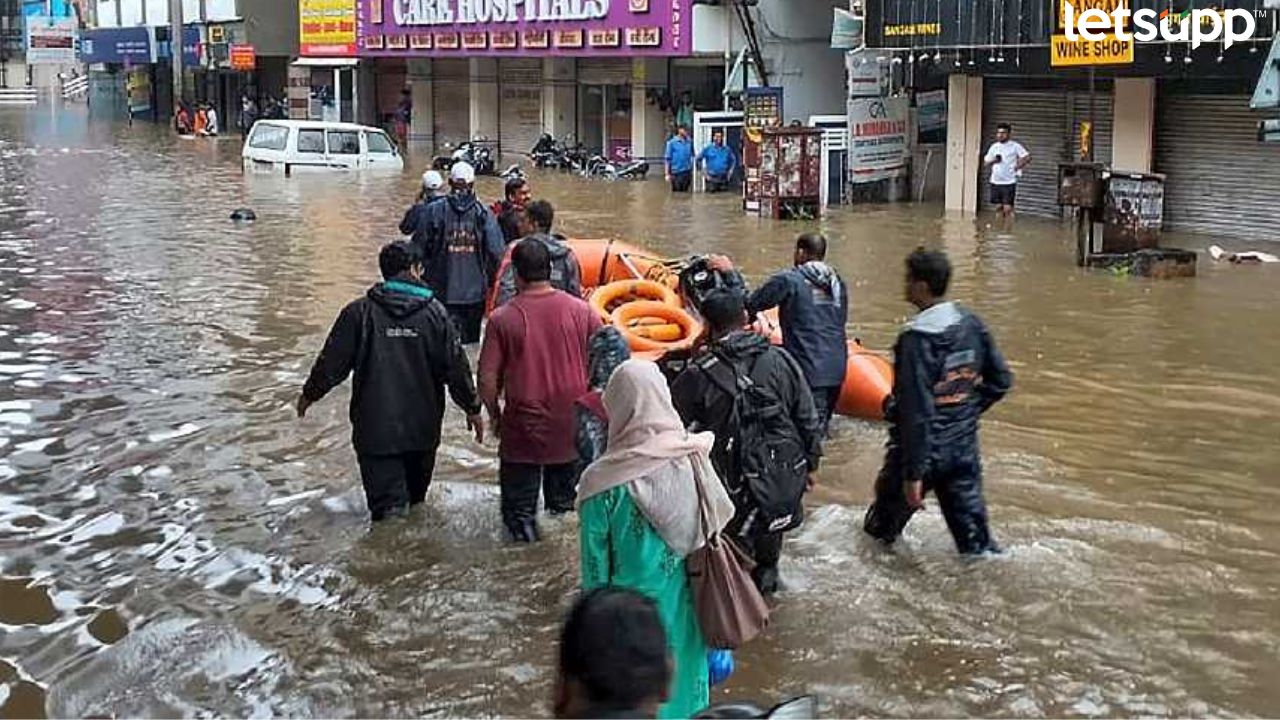 Nagapur Rain : रस्त्यावर तरंगणाऱ्या बसेस, दुकाने अन् घरांमध्ये पाणी; नागपुरात पावसाची ‘न भुतो न भविष्यती’ बॅटिंग 800