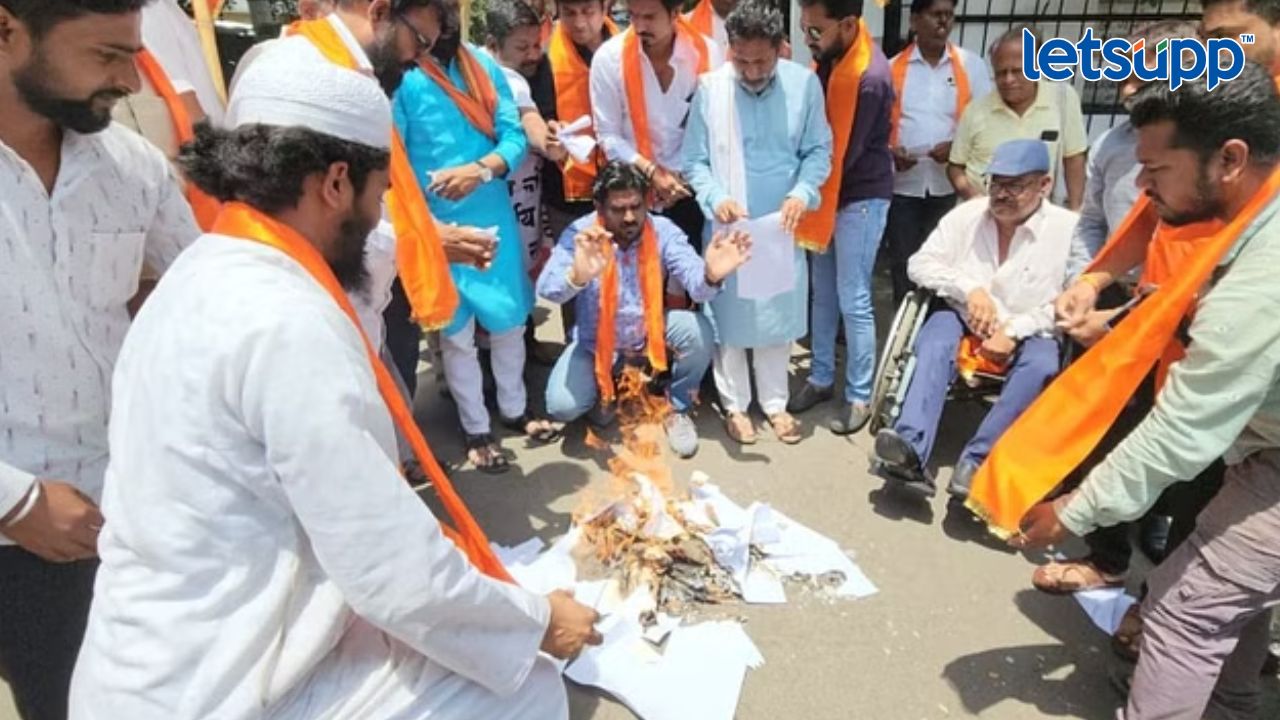 ‘राज्य सरकार कंत्राटी पद्धतीने चालवायला द्या’; शासकीय कंत्राट भरतीच्या निर्णयावर छावा संघटना आक्रमक Ramdas Athwale Poem Opposing Is The Fashion Of Congress (1)