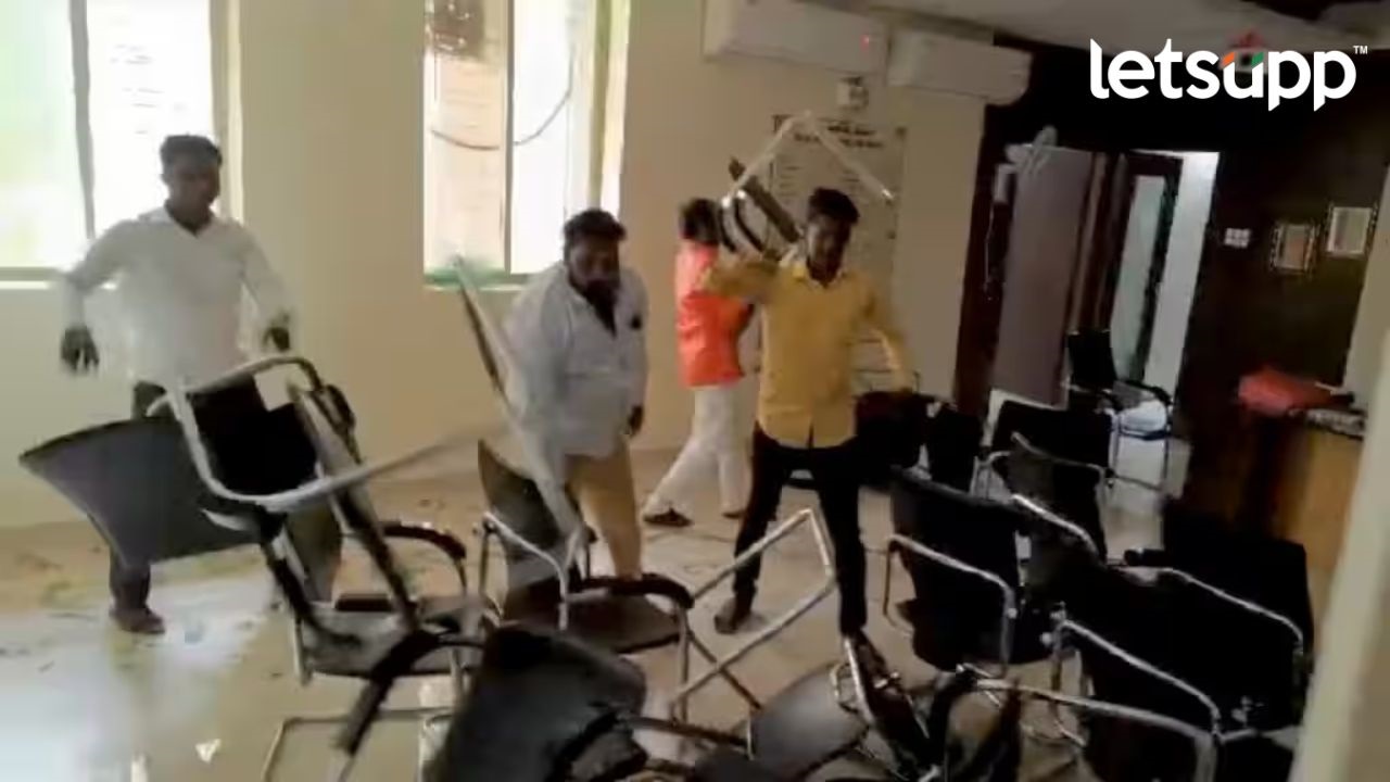 धनगर आंदोलकांचा आक्रमक पवित्रा; जिल्हा परिषेदच्या सीईओंच्या दालनाची केली तोडफोड Solapur News