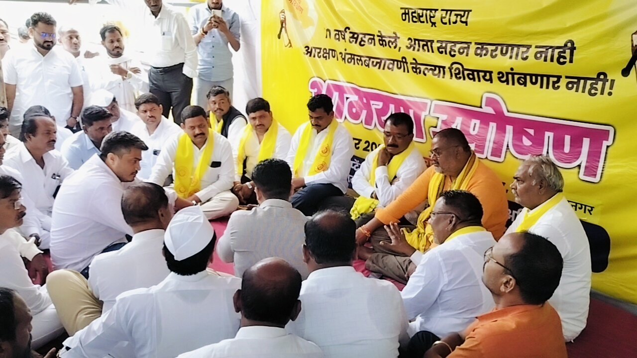 Dhangar Reservation : धनगर समाज आरक्षणासाठी उपोषणाला; रोहित पवारांनी घेतली आंदोलकांची भेट WhatsApp Image 2023 09 07 At 3.27.24 PM
