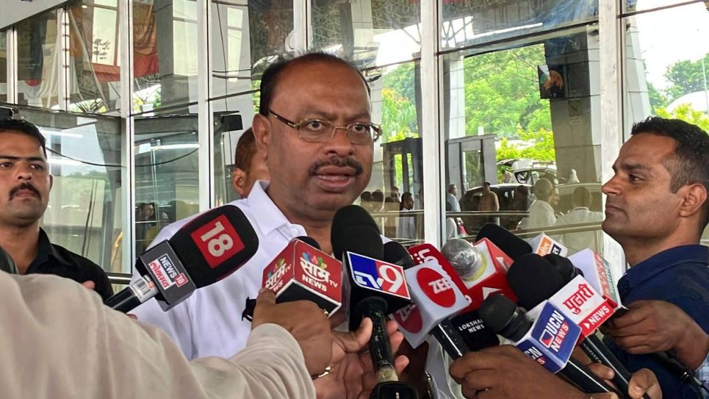 अमरावतीत भाजपाचाच उमेदवार, अमरावतीच्या तिढ्याला बावनकुळेंची हवा; अडसूळ-राणांचं काय?