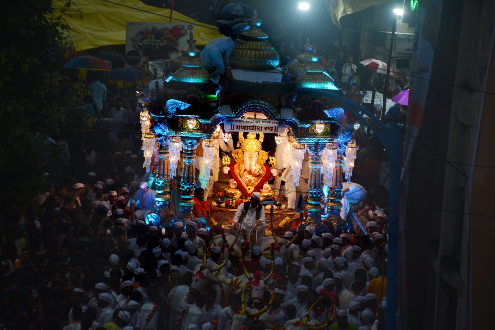 दगडूशेठ गणपतीची विसर्जन मिरवणूक; बाप्पाची मूर्ती पाहून भाविकांच्या डोळ्यांचे पारणे फिटले… WhatsApp Image 2023 09 28 At 10.27.54 PM