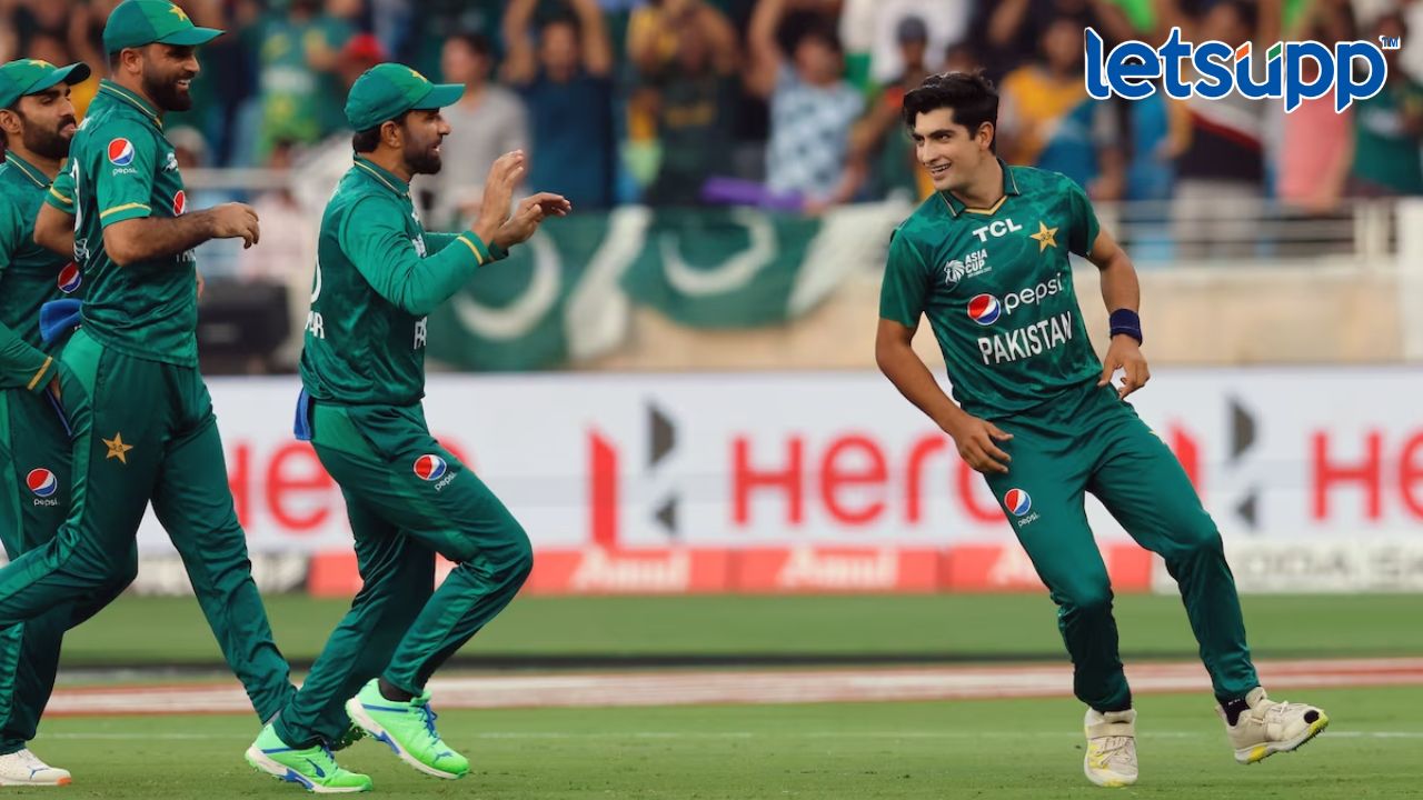 विश्वचषकापूर्वी पाकिस्तानला मोठा धक्का, स्टार गोलंदाज संघातून बाहेर! World Cup 2023