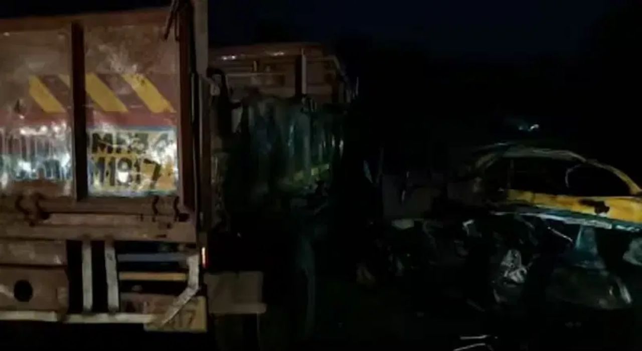 Road Accident : ट्रक रिक्षावर उलटला; भीषण अपघातात 4 ठार Chandrapur Accident