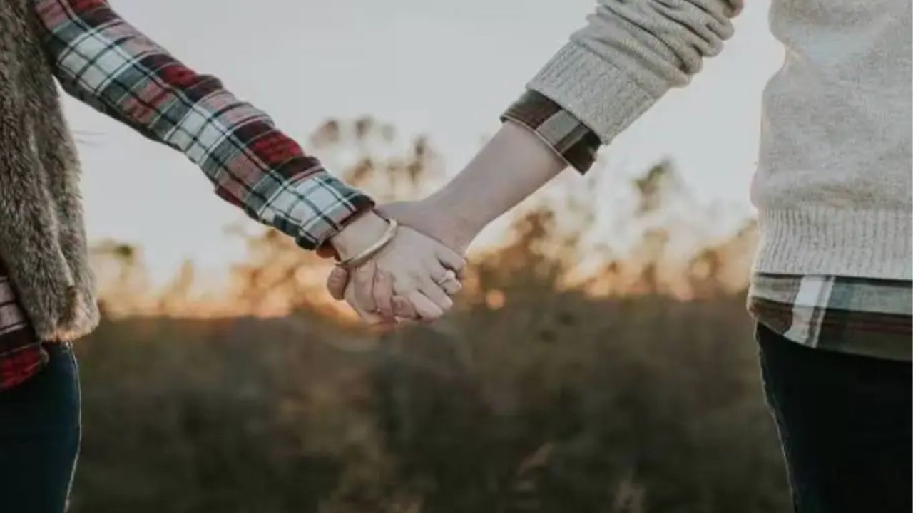 पुतण्याच्या प्रेयसीसोबत काकानं केलं लग्न; तरुणाने चक्क काकूलाच घेऊन केलं पलायन