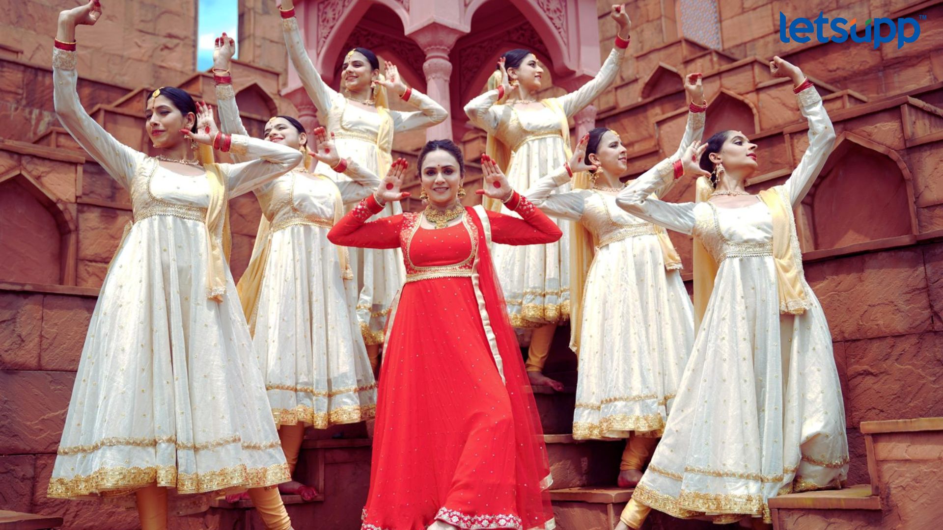 पिंग गाऊनमध्ये Amruta Khanvilkar च्या अदा; पाहा चाहत्यांना घायाळ करणारे फोटो