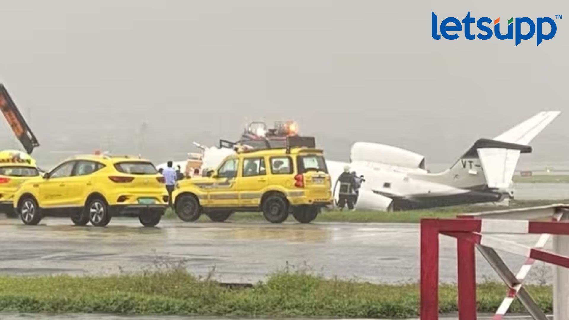 मोठी बातमी : मुंबई विमानतळावर खासगी विमान कोसळलं; आठही जण गंभीर जखमी Letsupp Image 2023 09 14T175503.300