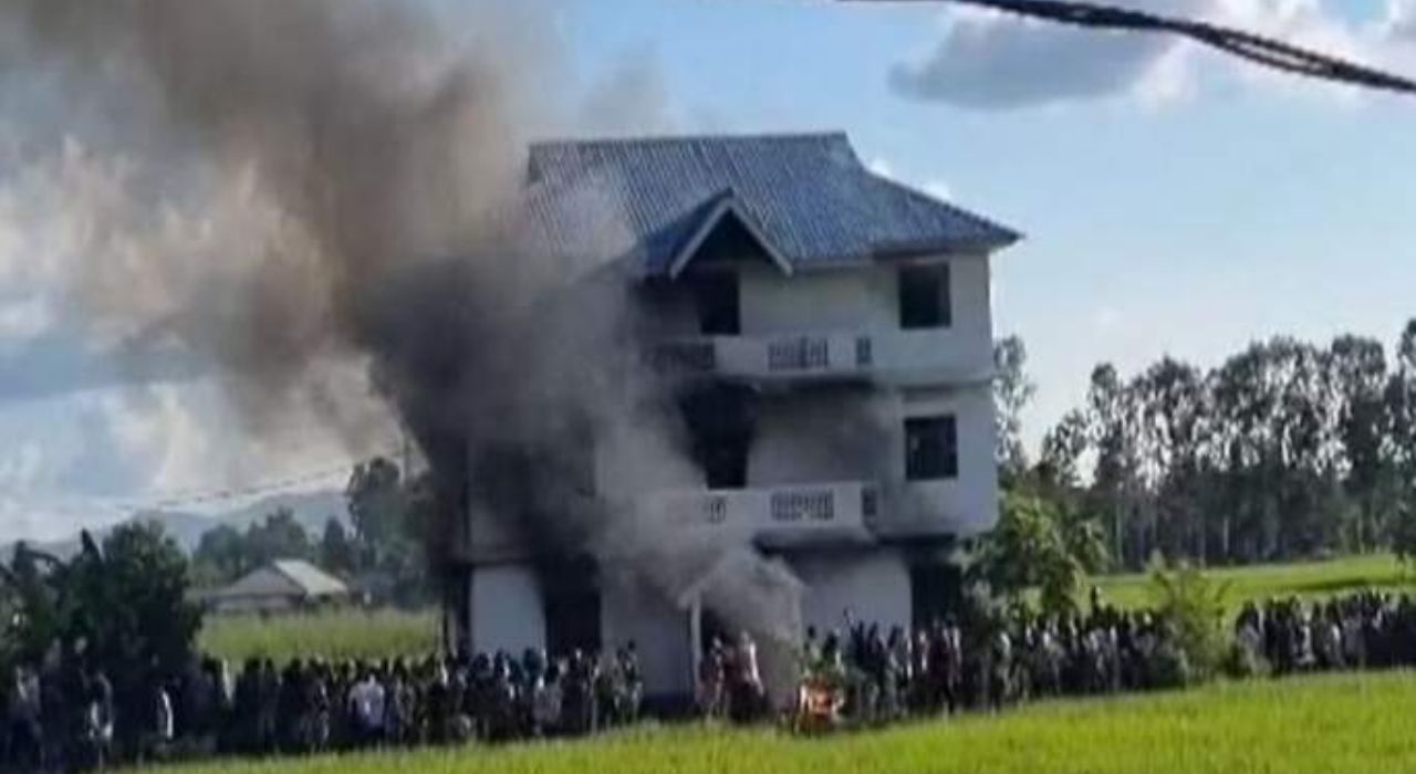 Manipur : मणिपुरात पुन्हा जाळपोळ! संतप्त जमावाने भाजप कार्यालयाला लावली आग Manipur