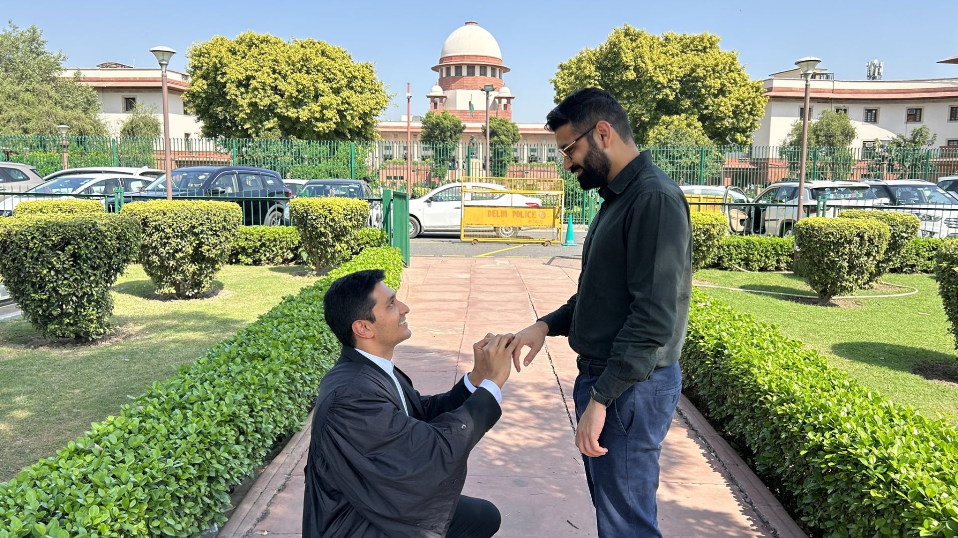 समलैंगिक जोडप्याचा सविनय कायदेभंग; निकालाच्या दुसऱ्या दिवशी कोर्टाबाहेरच उरकला साखरपुडा Trangender