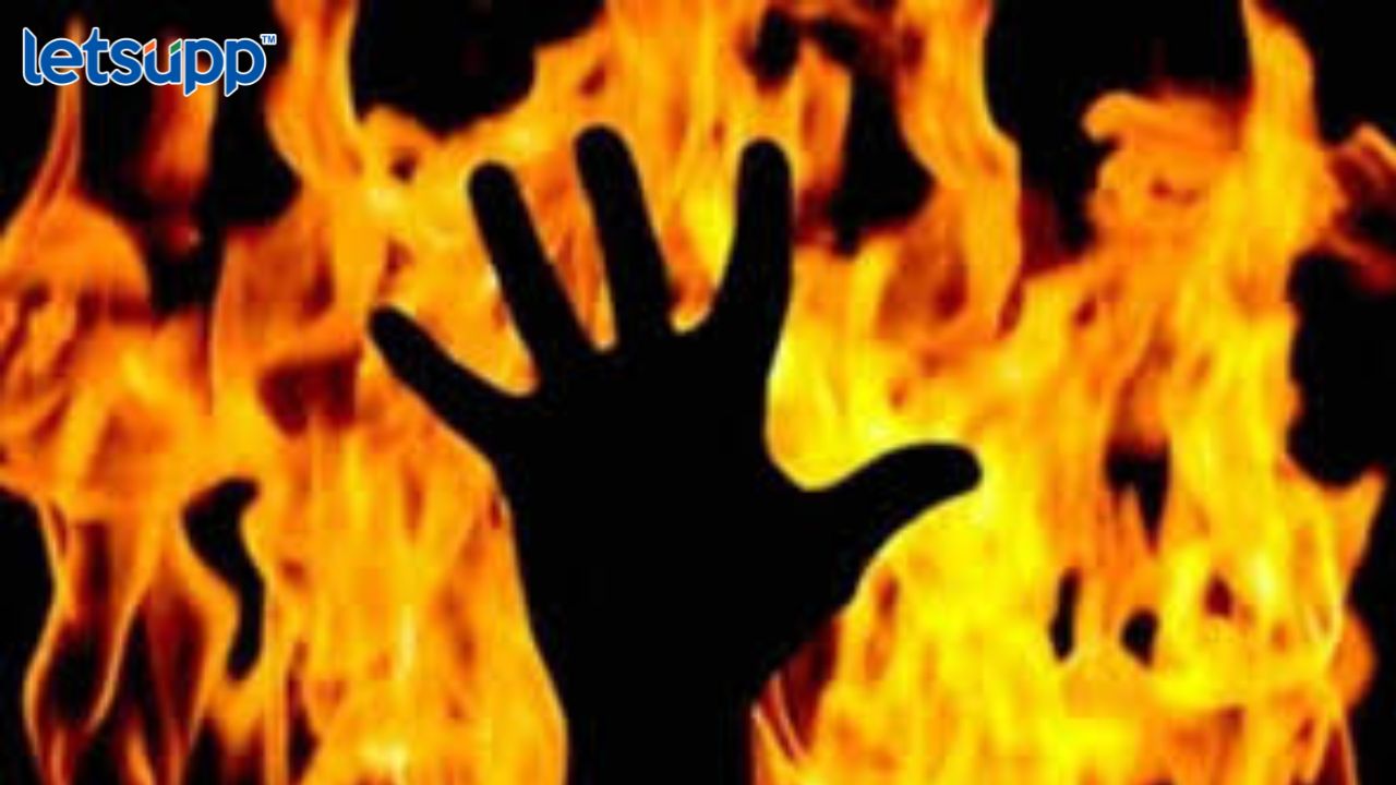 उत्तर प्रदेश पुन्हा हादरलं! आठ जणांनी अल्पवयीन मुलीला जिवंत जाळलं… उत्तर प्रदेश पुन्हा हादरलं! आठ जणांनी अल्पवयीन मुलीला जिवंत जाळलं...