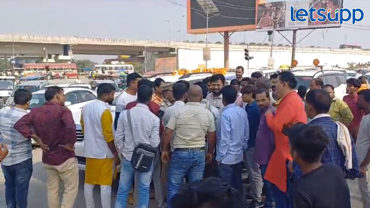 बच्चू कडूंचा ताफा अयोध्येत अडवला, पोलिसांनी सभेलाही नाकारली परवानगी, मग चौक़ातच ठोकलं भाषण बच्चू कडूंचा ताफा अयोध्येत अडवला, पोलिसांनी सभेलाही नाकारली परवानगी, मग चौक़ातच ठोकलं भाषण