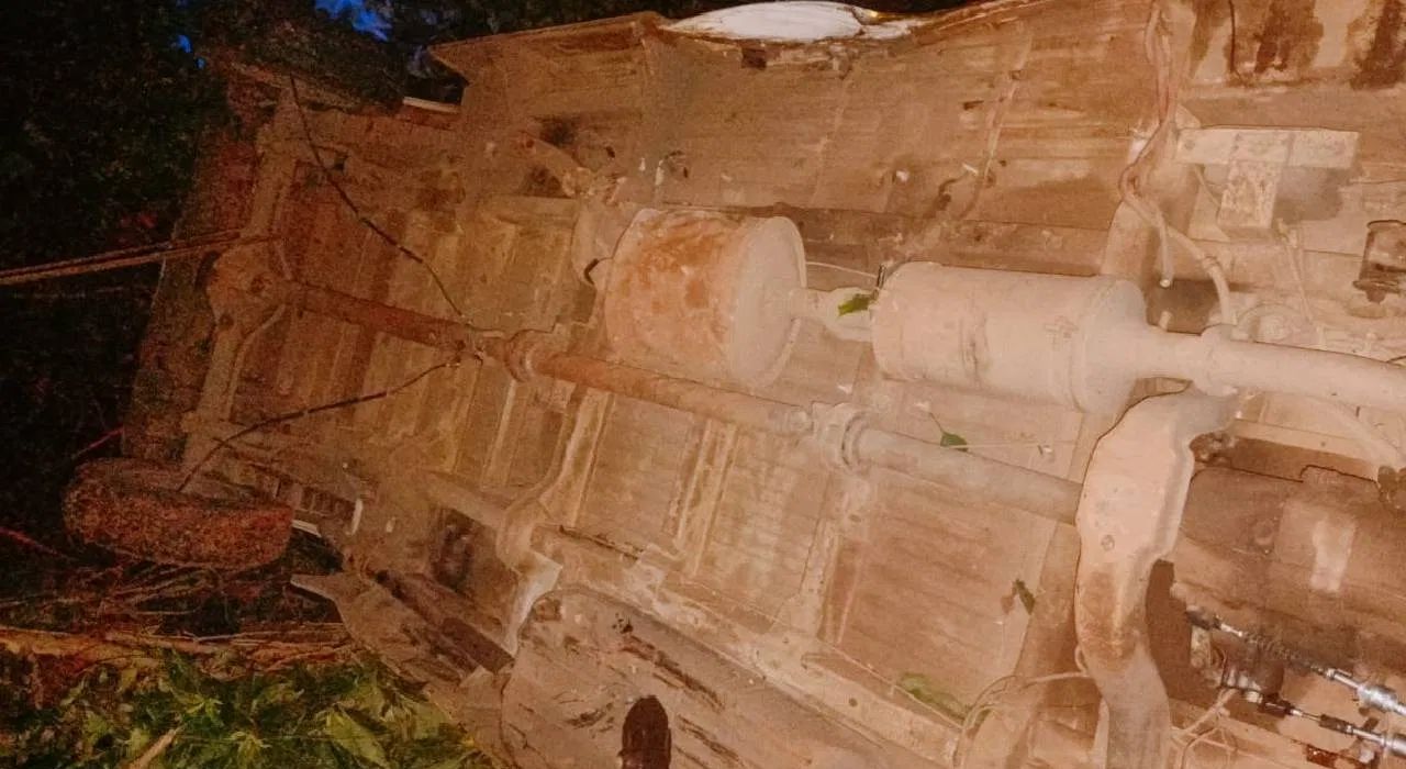 Road Accident : भीषण अपघात! मिनी बस 60 फूट खोल दरीत कोसळली; एकाचा मृत्यू Accident News