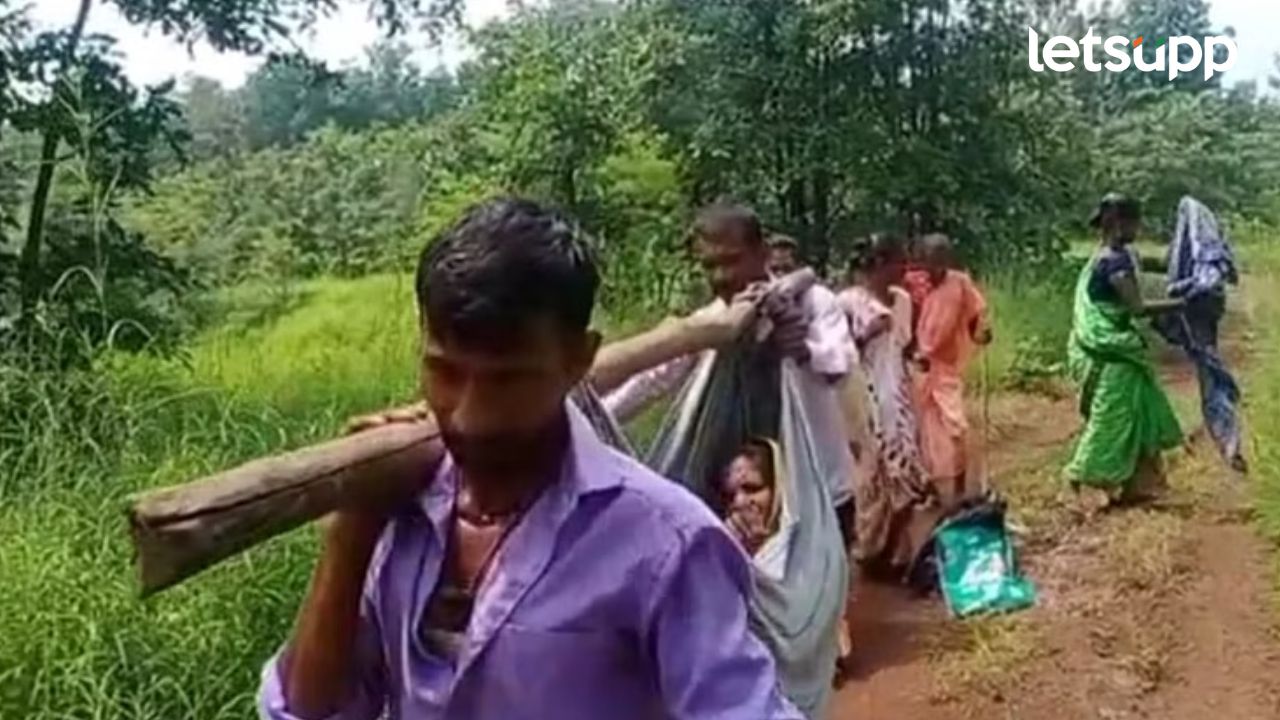 दैना संपेना! रस्त्याअभावी गरोदर महिलेचा झोळीतून प्रवास, वाटेतच दिला बाळाला जन्म woman giving birth on road