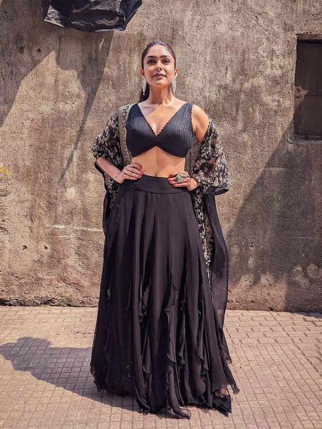 Mrunal Thakur : मृणाल ठाकूरचा इंडो-वेस्टर्न ड्रेसमध्ये हॉट अवतार पाहिला का?