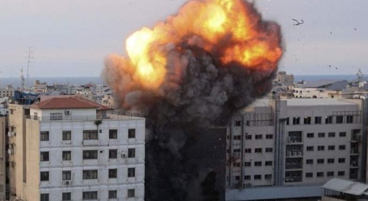 Israel Hamas War : गाझा पुन्हा हादरलं! इस्त्रायलकडून तुफान बॉम्बफेक; संपर्कही तुटला Israel Hamas War