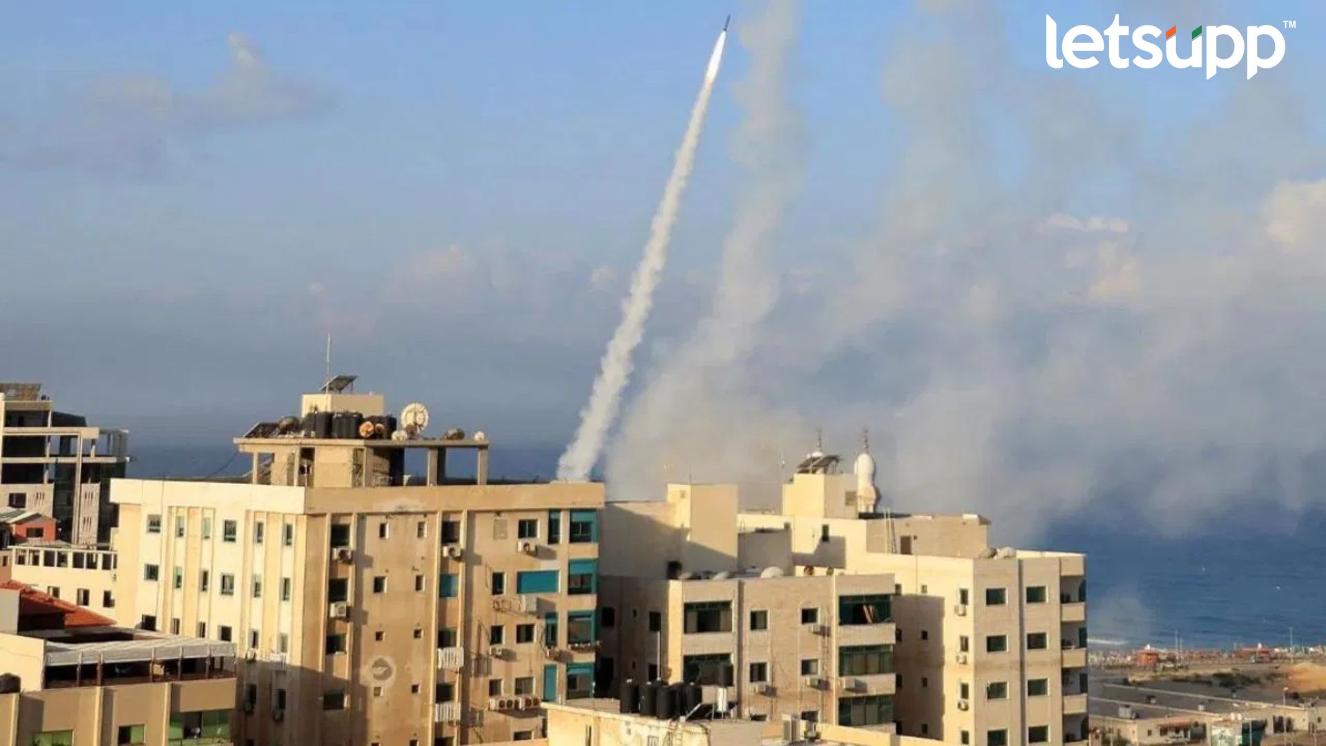 Israel Hamas War : युद्धाचे चटके! साडेसात हजार बळी; हल्ल्यांनी गाझाची चाळण Letsupp Image 2023 10 07T124657.457