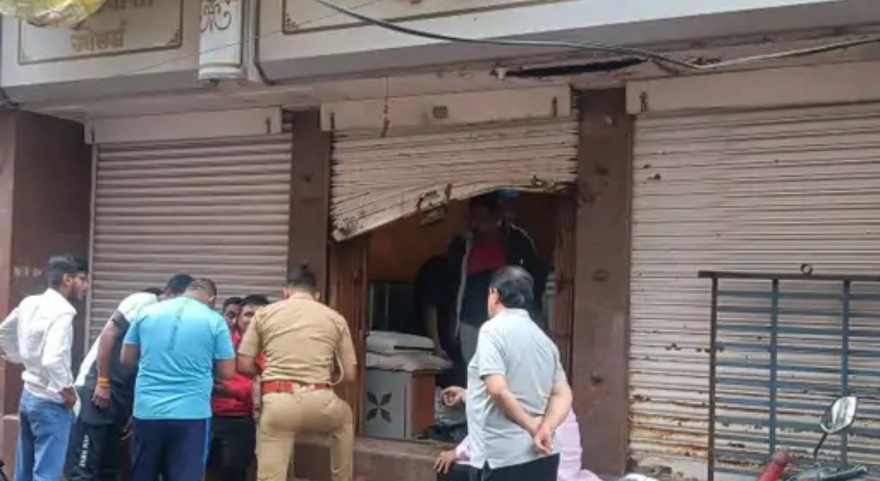 Ahmednagar News : नगरमध्ये ज्वेलर्सवर सशस्त्र दरोडा; लाखोंचे सोने लंपास Nagar Jewellars