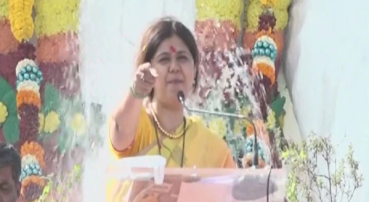 Pankaja Munde : ..अन् अचानक पंकजा मुंडेंचा माईक पडला बंद; सभेत नेमकं काय घडलं? Pankaja Munde