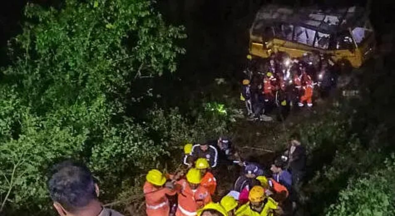 Accident : स्कूलबस दरीत कोसळली; उत्तराखंडमधील भीषण अपघातात 7 जणांचा मृत्यू School Bus Accidnet
