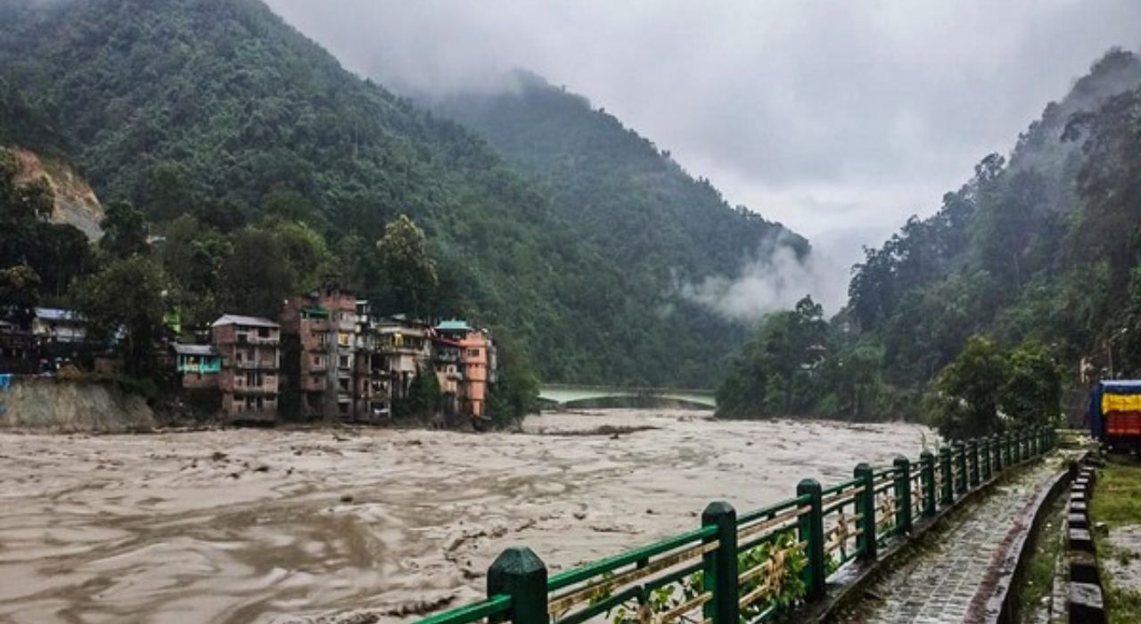 Cloud Burst Sikkim : सिक्कीममध्ये पुराचे थैमान! 14 जणांचा मृत्यू, 102 नागरिक बेपत्ता