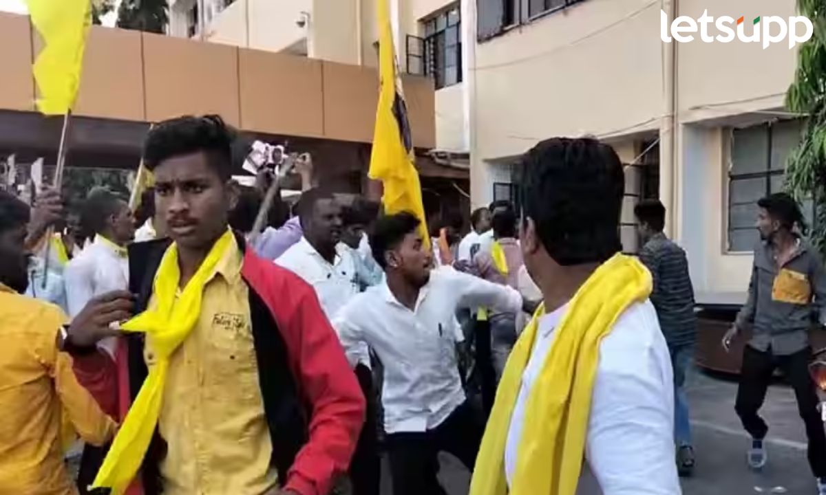 Dhangar Reservation : चौंडीत उपोषण मागे पण जालन्यात धनगर मोर्चाला हिंसक वळण; जिल्हाधिकारी कार्यालयावर दगडफेक चौंडीत उपोषण मागे पण जालन्यात धनगर मोर्चाला हिंसक वळण; जिल्हाधिकारी कार्यालयावर दगडफेक