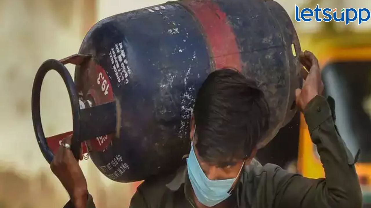 खूशखबर! LPG गॅस सिलिंडरच्या दरात 57. 5 रुपयांची कपात, जाणून घ्या नवे दर खूशखबर! LPG गॅस सिलिंडरच्या दरात 57. 5 रुपयांची कपात, जाणून घ्या नवे दर
