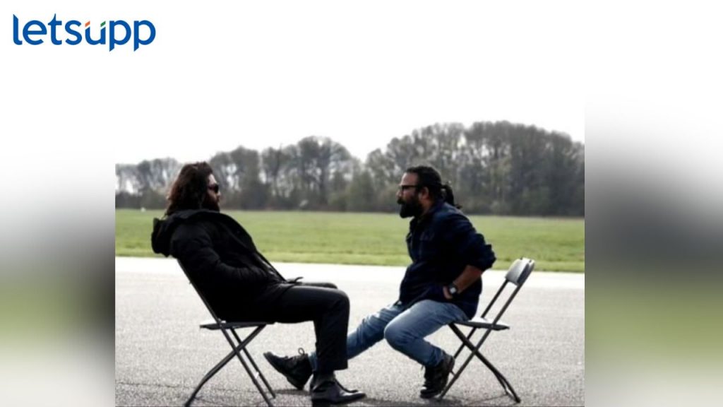 रणबीर 'अॅनिमल'चा दिग्दर्शक संदीप रेड्डी वंगासोबत चर्चेत मग्न, सोशल मीडियावर फोटो व्हायरल