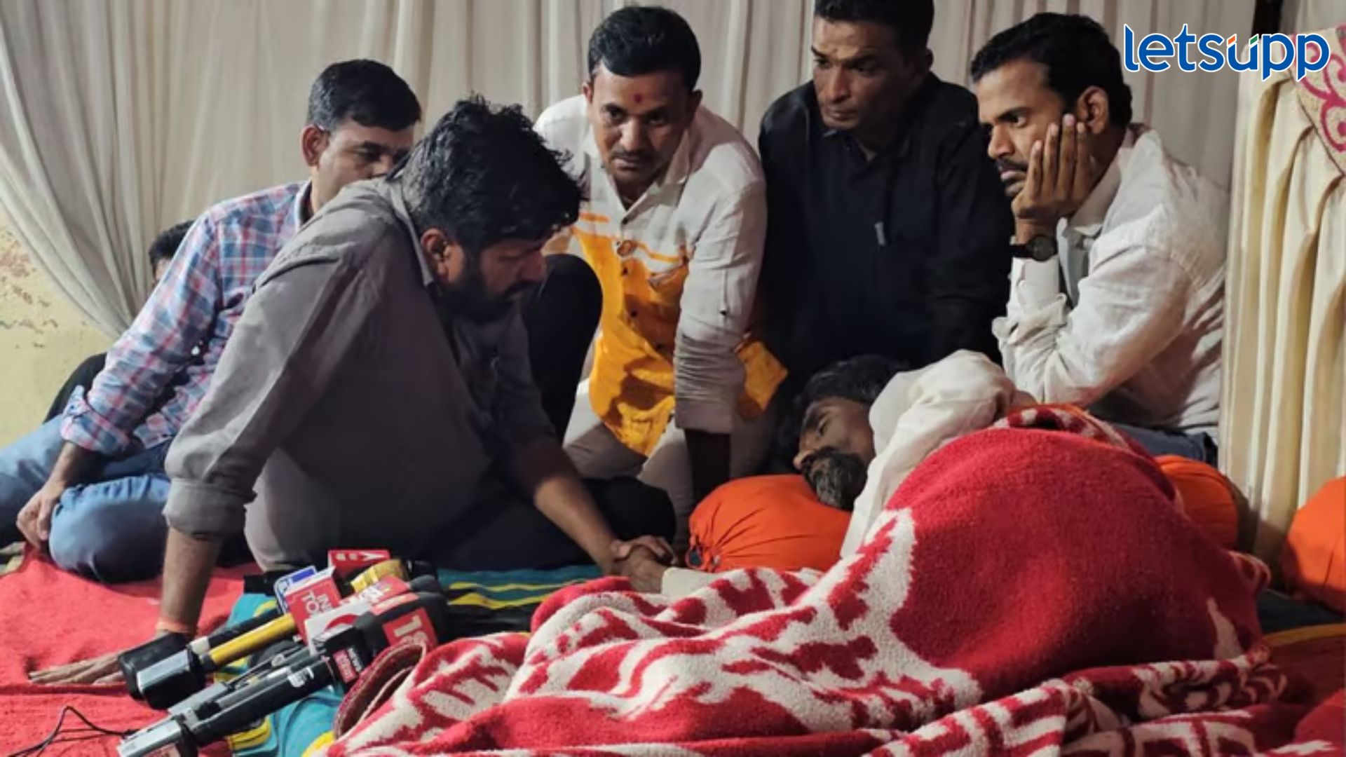 Bacchu Kadu : अयोध्येतून थेट जरांगेंजवळ कसे पोहचले? CM शिंदेंचे हनुमान कसे ठरले? Manoj Jarange Patil, Bacchu Kadu