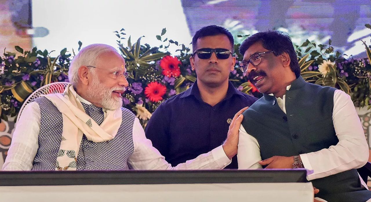 ED कारवाई की नवं समीकरण? PM मोदींसोबत सावलीसारखे वावरणाऱ्या सोरेन यांनी वाढवलं ‘इंडिया’चं टेन्शन ED कारवाई की नवं समीकरण? PM मोदींसोबत सावलीसारखे वावरणाऱ्या सोरेन यांनी वाढवलं 'इंडिया'चं टेन्शन