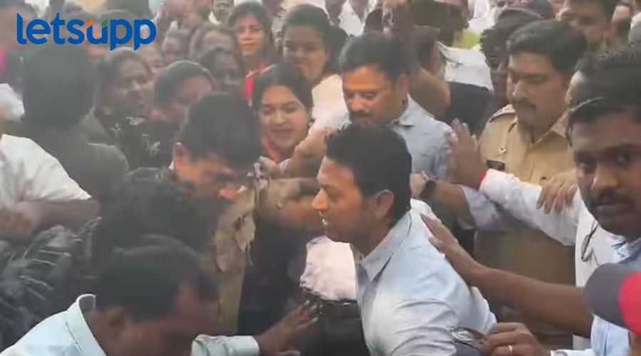 पंतप्रधान नरेंद्र मोदींविरुद्ध आक्षेपार्ह लिखाण; पुणे विद्यापीठात दोन संघटनांमध्ये तुफान राडा पंतप्रधान नरेंद्र मोदींविरुद्ध आक्षेपार्ह लिखाण; पुणे विद्यापीठात दोन संघटनांमध्ये तुफान राडा