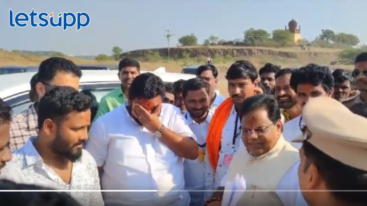 Video : ‘मी मुख्यमंत्र्यांचंही ऐकत नसतो, सांगेल ते करायचे’; सत्ताधारी मंत्र्यांचा भलताच कॉन्फिडन्स Video : 'मी मुख्यमंत्र्यांचंही ऐकत नसतो, सांगेल ते करायचे'; सत्ताधारी मंत्र्यांचा भलताच कॉन्फिडन्स
