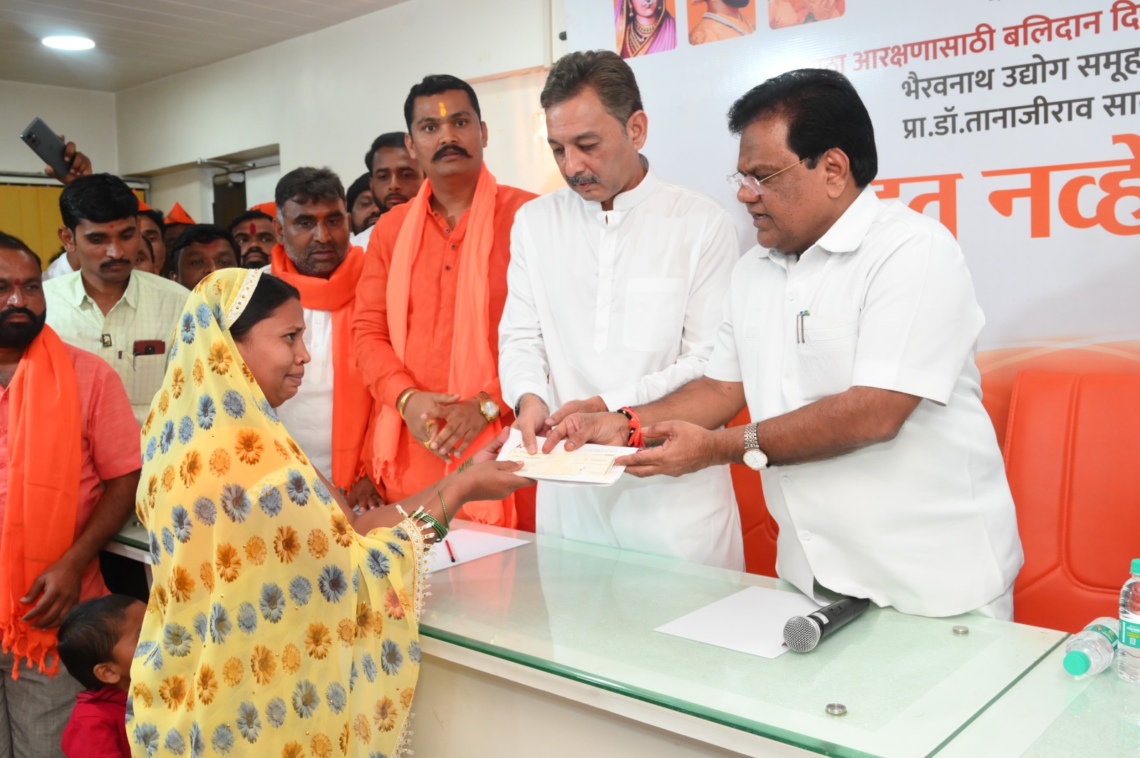 Maratha Reservation : आरक्षणासाठी आत्महत्या करणाऱ्यांच्या कुटुंबियांना प्रत्येकी ५ लाखांची मदत Maratha Reservation : आरक्षणासाठी आत्महत्या करणाऱ्यांच्या कुटुंबीयांना प्रत्येकी ५ लाखांची मदत