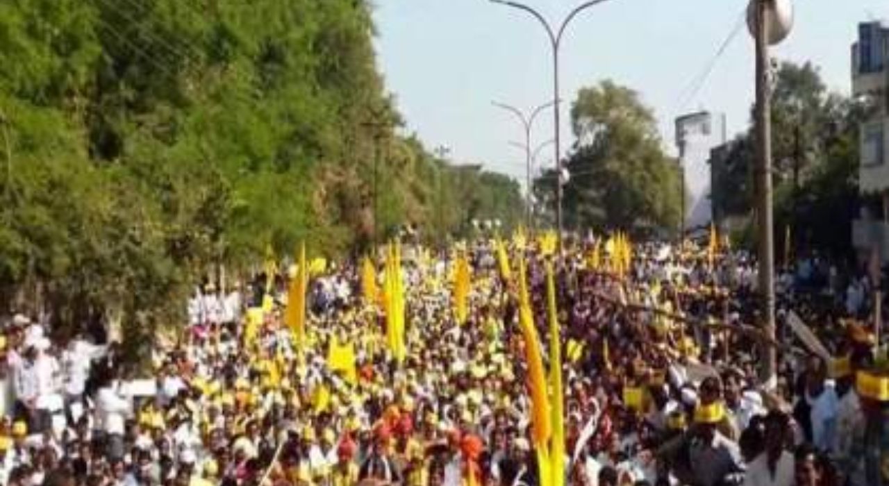 Dhangar Reservation : अल्टिमेटम संपला, आता माघार नाही! चौंडीत आजपासून उपोषणाचा ‘आवाज’ Dhangar Reservation : अल्टिमेटम संपला, आता माघार नाही! चौंडीत आजपासून उपोषणाचा 'आवाज'