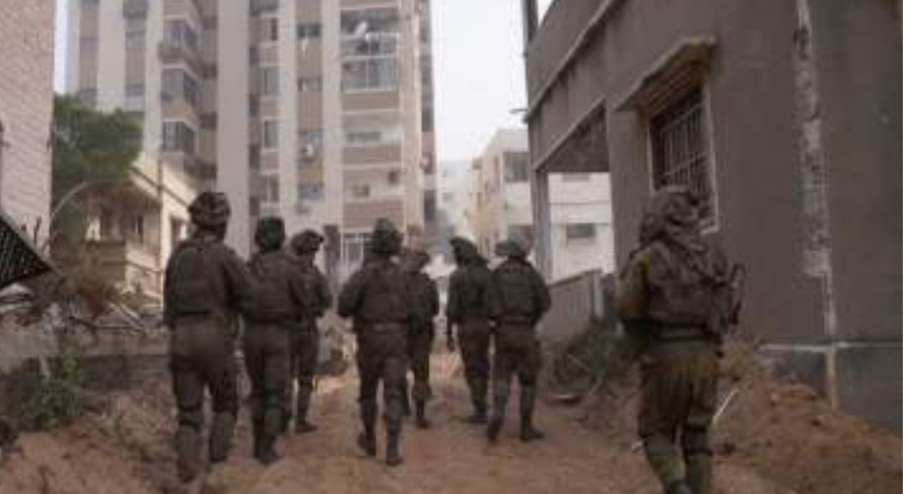 Israel Hamas War : ‘रणगाडे रुग्णालयात घुसले, गोळीबारही केला’; इस्त्रायलच्या कृत्याने रुग्णांचा श्वास कोंडला Israel Hamas War : 'रणगाडे रुग्णालयात घुसले, गोळीबारही केला'; इस्त्रायलच्या कृत्याने रुग्णांचा श्वास कोंडला