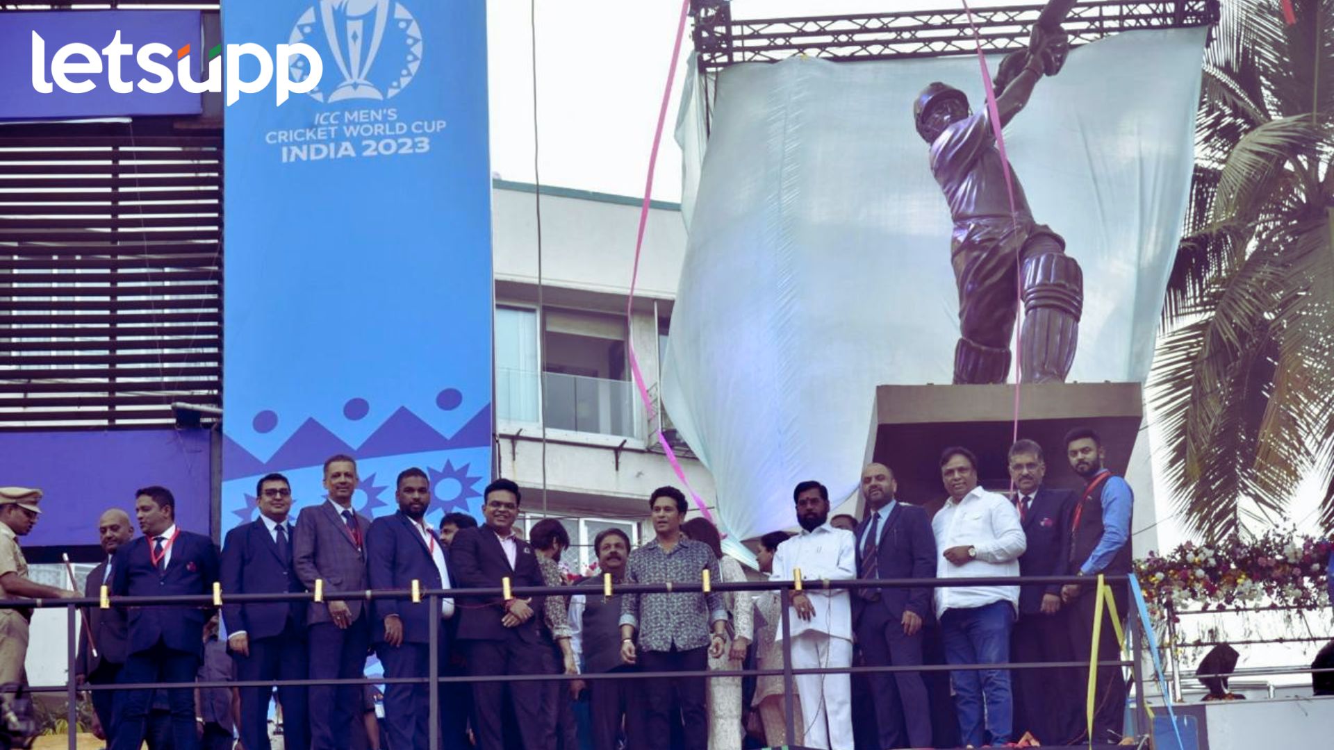 वानखेडेवर पुन्हा एकदा सचिन तेंडुलकर; मुख्यमंत्र्यांच्या हस्ते मास्टर ब्लास्टरच्या पुतळ्याचे अनावरण वानखेडेवर पुन्हा एकदा सचिन तेंडुलकर; मुख्यमंत्र्यांच्या हस्ते मास्टर ब्लास्टरच्या पुतळ्याचे अनावरण