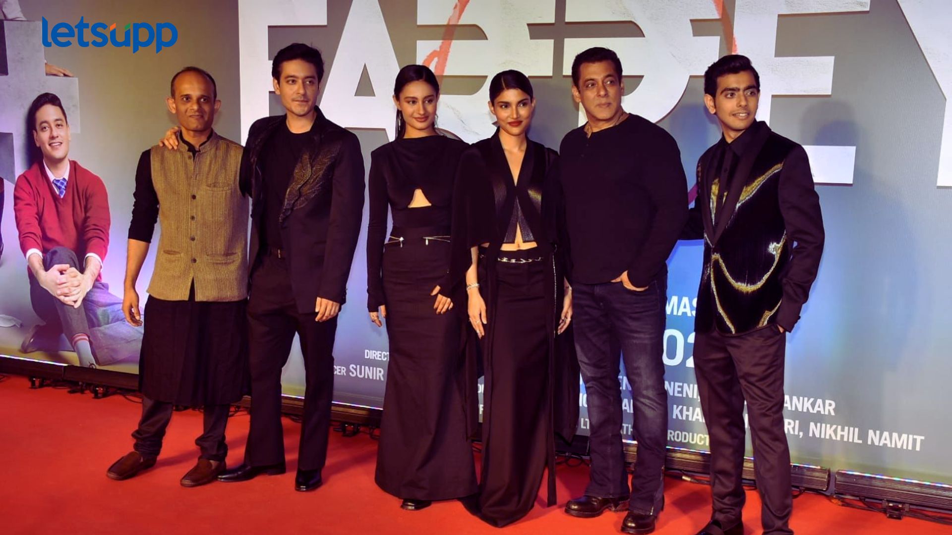 Farrey Film Screening: ‘फर्रे’ चित्रपटाच्या स्क्रिनिंगला ‘या’ सेलिब्रेटींनी लावली हजेरी Farrey Film Screening: 'फर्रे' चित्रपटाच्या स्क्रिनिंगला 'या' सेलिब्रेटींनी लावली हजेरी